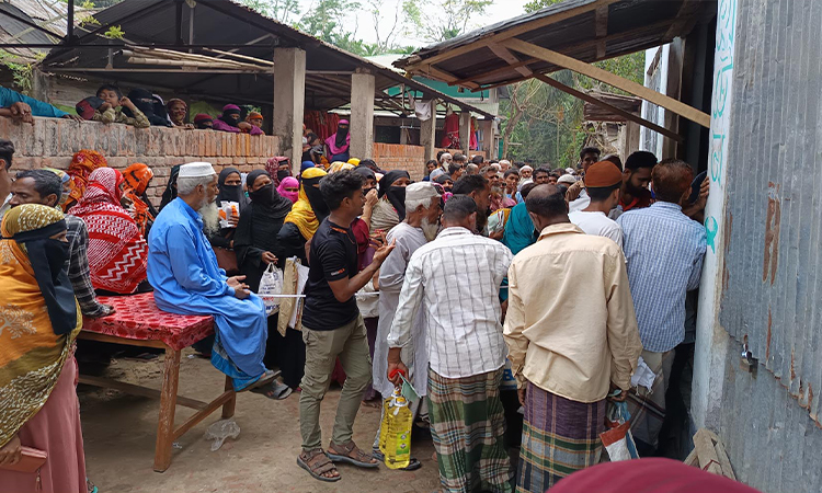 ইন্দুরকানীতে টিসিবির পণ্য বিতরণে অনিয়ম, সাধারণ মানুষের বিক্ষোভ