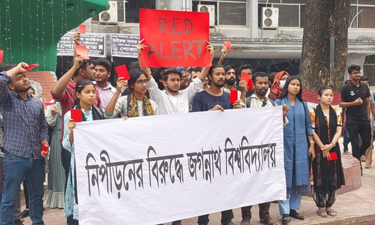 জবি প্রশাসনকে 'লাল কার্ড' দেখাল শিক্ষার্থীরা