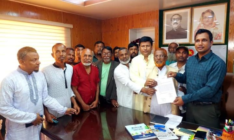 মহিমাগঞ্জ রেল স্টেশনে ঢাকাগামী ট্রেনের যাত্রা বিরতির দাবিতে স্মারকলিপি প্রদান