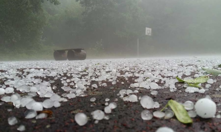 এবার ঝোড়ো হাওয়ার সঙ্গে শিলাবৃষ্টির শঙ্কা, ২ নম্বর সতর্ক সংকেত