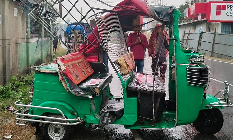 নীলফামারীতে ট্রাক্টর-অটোরিকশার মুখোমুখি সংঘর্ষে নিহত ২