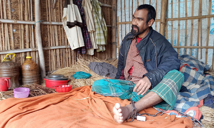 শিকলে বাঁধা যুবকের জীবন, সাহায্য মেলেনি কোথাও