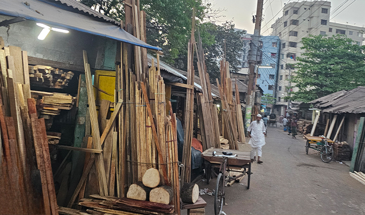 ফিরিঙ্গাবাজার অভয়মিত্র ঘাটে কাঠ কারখানার ডাস্ট-ধুলায় অতিষ্ঠ পথচারী