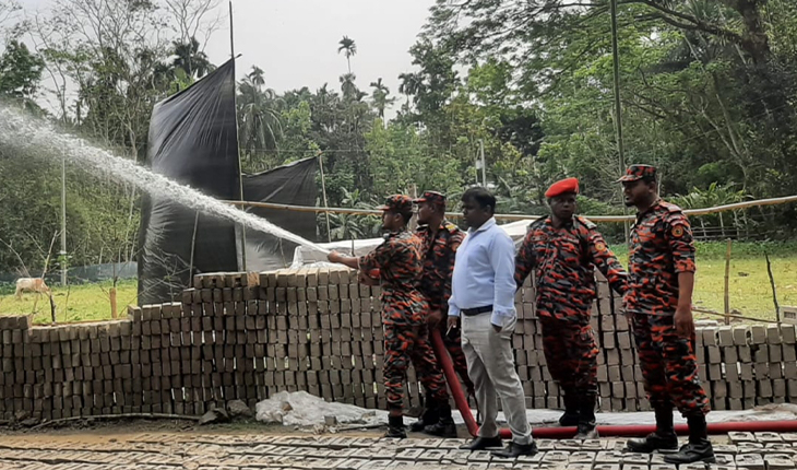 কাউখালীতে অবৈধ ইট ভাটার পাজা ধ্বংস করল ভ্রাম্যমাণ আদালত