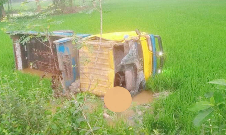 বোয়ালখালীতে ট্রাক উল্টে ধান ক্ষেতে, চালকের মৃত্যু