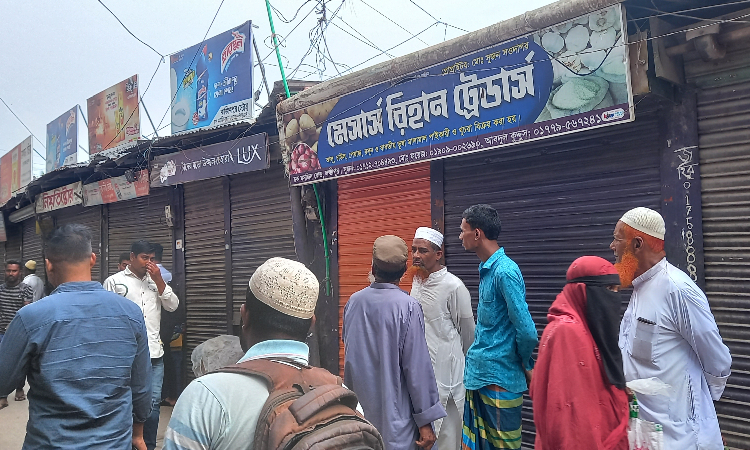লক্ষ্মীপুরে অভিযানের খবরে দোকান বন্ধ করে পালালো ব্যবসায়ীরা!