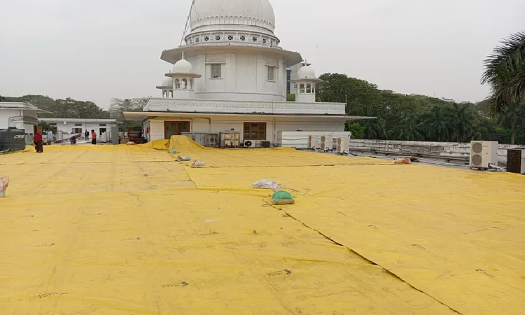 সুপ্রিম কোর্টের আপিল বিভাগের ছাদ চুইয়ে পানি পড়ায় বিচারকাজ ব্যাহত