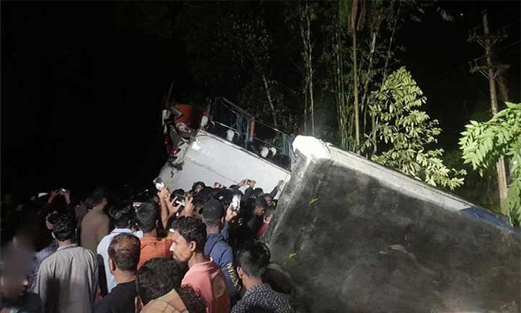 বরিশালে যাত্রীবাহী বাস খাদে পড়ে নিহত ১, আহত ১২