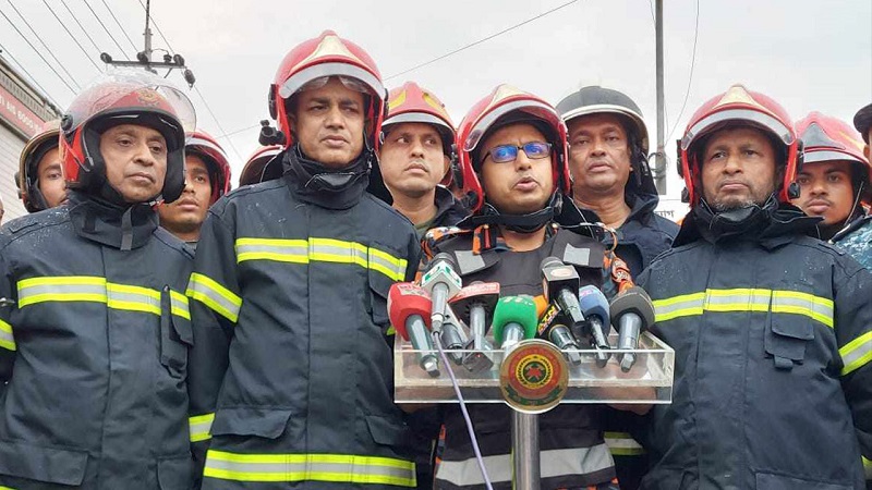 ডেমরায় আগুন লাগা ভবন ভেঙে পড়ার শঙ্কা: ফায়ার সার্ভিস