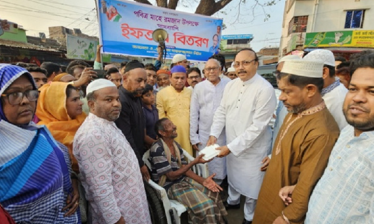 রাজশাহী সিটি মেয়রের উদ্যোগে ইফতার বিতরণ অব্যাহত