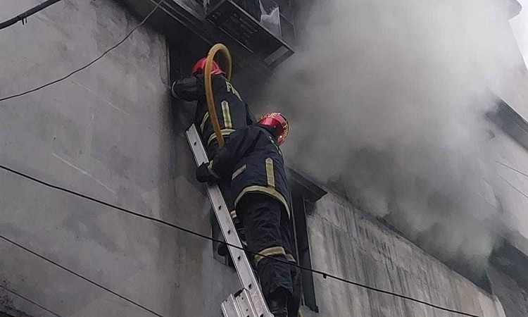 মধ্যরাতে চকবাজারে আগুন, আড়াই ঘণ্টার চেষ্টায় নিয়ন্ত্রণে