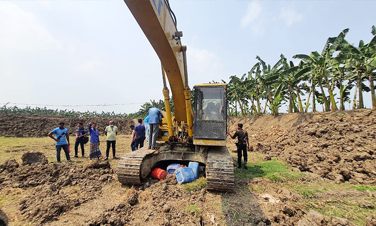 গুরুদাসপুরে ফসলি জমিতে পুকুর খনন বন্ধে অভিযান