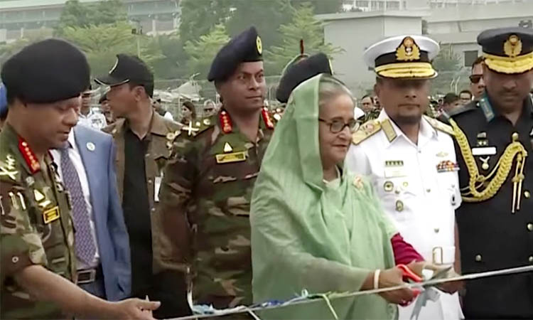 মহান স্বাধীনতা দিবস উপলক্ষ্যে সমরাস্ত্র প্রদর্শনী পরিদর্শন প্রধানমন্ত্রীর