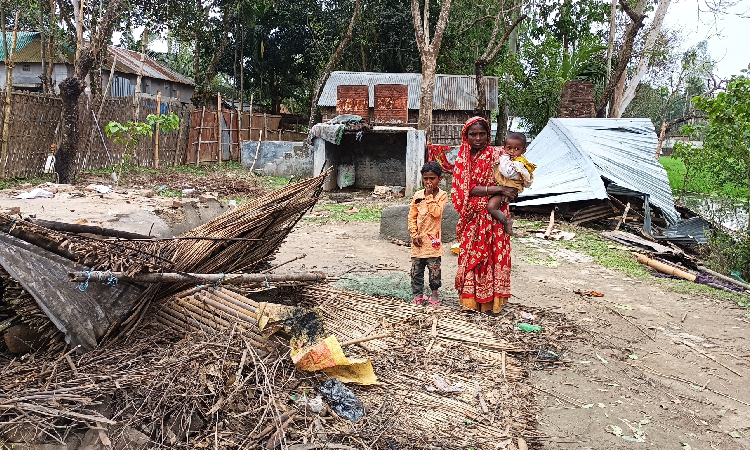 হঠাৎ ঝড়ে দুমড়ে মুচড়ে একাকার ঘর