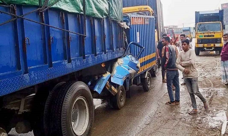 মিরসরাইয়ে ট্রাকে কাভার্ডভ্যানের ধাক্কা, চালকসহ নিহত ২