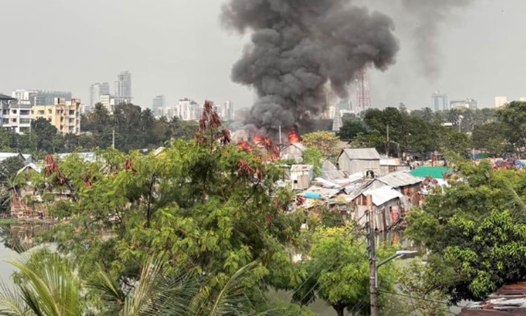 রাজধানীর কড়াইল বস্তিতে আগুন