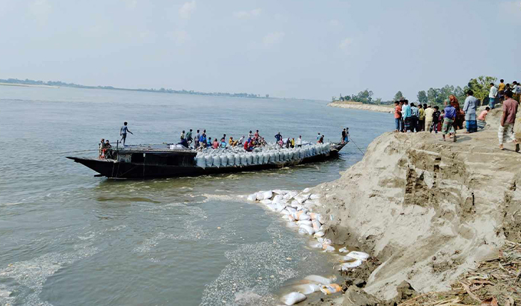 কুড়িগ্রামে অসময়ে ব্রহ্মপুত্র নদের ভাঙনে দিশেহারা স্থায়ী বাসিন্দারা