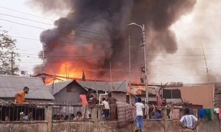 দেড় ঘণ্টার চেষ্টায় কড়াইল বস্তির আগুন নিয়ন্ত্রণে