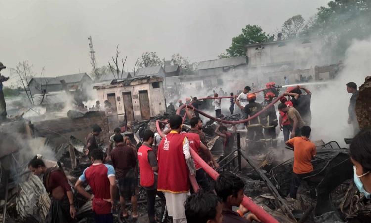 আগুনে সর্বস্ব হারিয়ে কড়াইল বস্তিবাসীর আহাজারি