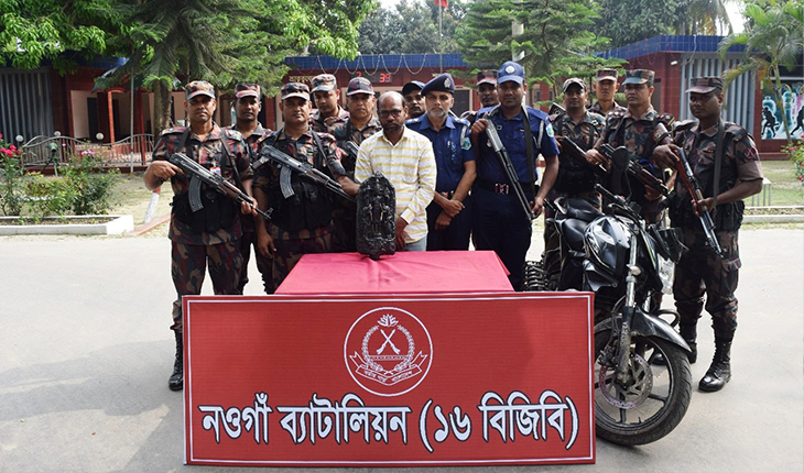 নওগাঁয় কষ্টি পাথরের বিষ্ণু মূর্তিসহ চোরাকারবারি আটক