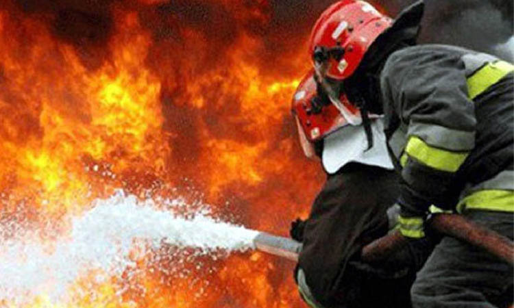 মানিকগঞ্জে কয়েল কারখানা ও কাঠপট্টিতে আগুন