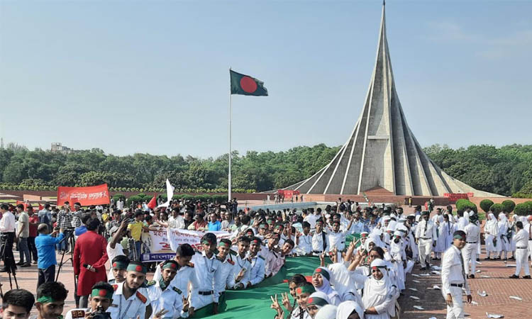 জাতির শ্রেষ্ঠ সন্তানদের শ্রদ্ধা জানাতে স্মৃতিসৌধে মানুষের ঢল