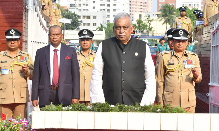 স্বাধীনতা দিবসে শহিদ পুলিশ সদস্যদের প্রতি স্বরাষ্ট্রমন্ত্রীর শ্রদ্ধা