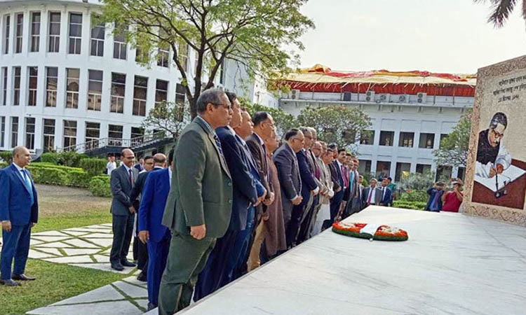 স্বাধীনতা দিবসে ‘স্মৃতি চিরঞ্জীব’ স্মারকসৌধে দায়িত্বরত প্রধান বিচারপতির শ্রদ্ধা