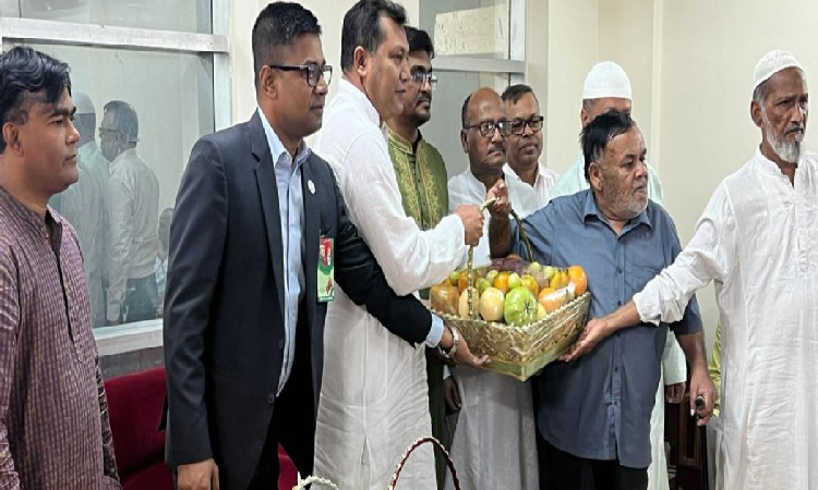 যুদ্ধাহত ও শহিদ মুক্তিযোদ্ধা পরিবারে ফল-মিষ্টি পাঠালেন প্রধানমন্ত্রী