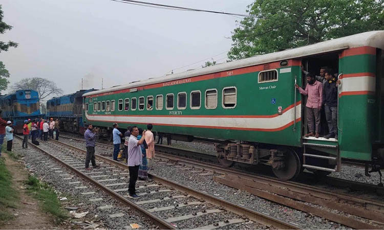 ৬ ঘণ্টা পর ঢাকা-খুলনা রুটে ট্রেন চলাচল স্বাভাবিক