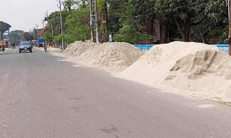 ঝিনাইদহে বালি ব্যবসায়ীদের দখলে সড়ক-মহাসড়ক, অসহায় সংশ্লিষ্ট দফতর