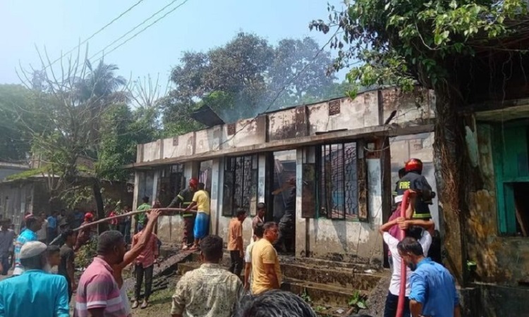 ভোলায় আগুনে ঔষধের দোকানসহ ৩ ঘর পুড়ে ছাই