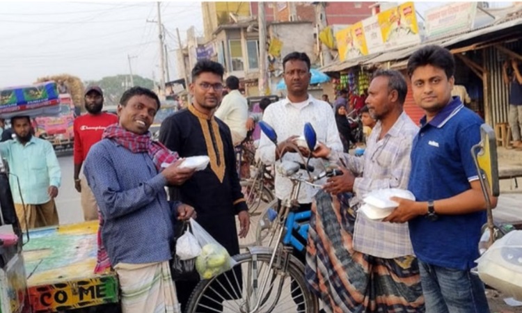 রাজশাহীতে সাংবাদিকদের উদ্যোগে ইফতার বিতরণ