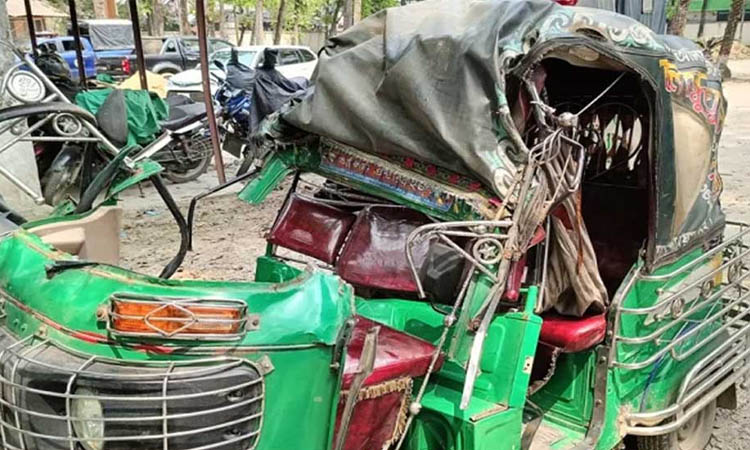 ত্রিশালে অটোরিকশায় বাসের ধাক্কা, শিশুসহ নিহত ৩