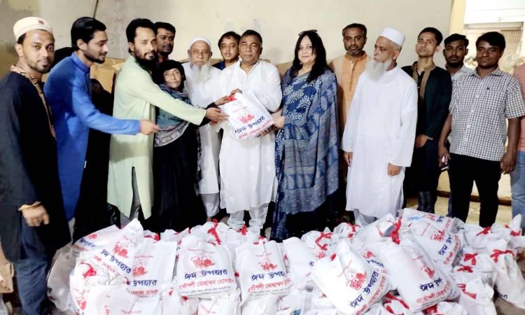 হাজীগঞ্জ-শাহরাস্তির সহস্রাধিক পরিবারের মাঝে ইঞ্জি. মোহাম্মদ হোসাইনের ঈদ উপহার বিতরণ
