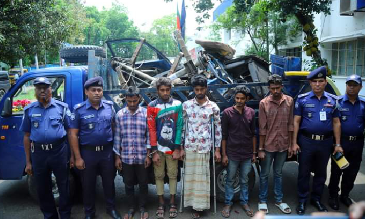 চুরি করা পিকআপের ২১ টুকরাসহ গ্রেফতার ৫