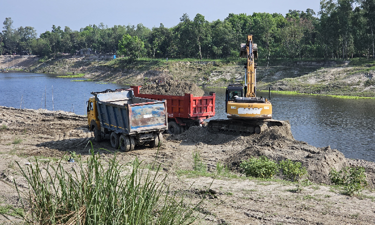 কালিহাতীতে পুংলি নদীর পাড় কেটে বিক্রির মহোৎসব