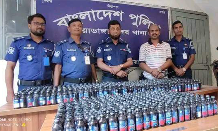 দুর্ঘটনাকবলিত পিকাপ থেকে ৭৭০ বোতল ফেন্সিডিল উদ্ধার