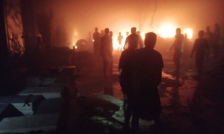 গাজীপুরের শ্রীপুরে টাইলস কারখানায় আগুন