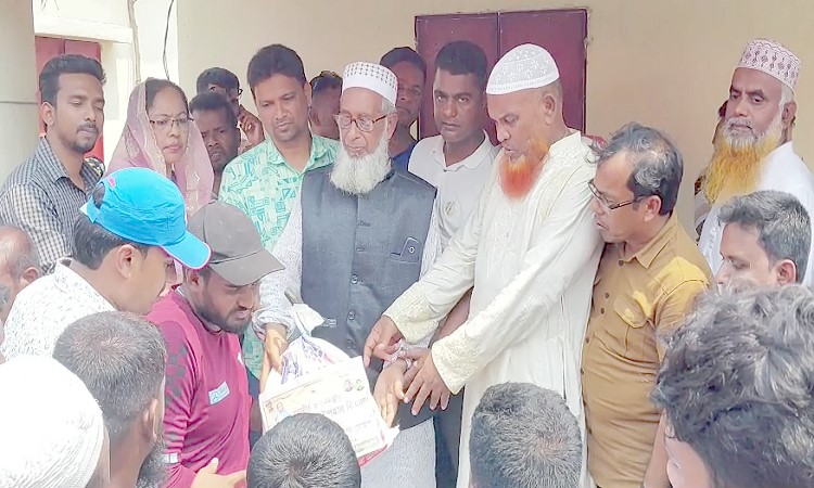 মোরেলগঞ্জে ১২০ পরিবারের মাঝে প্রধানমন্ত্রীর উপহার সামগ্রী বিতরণ
