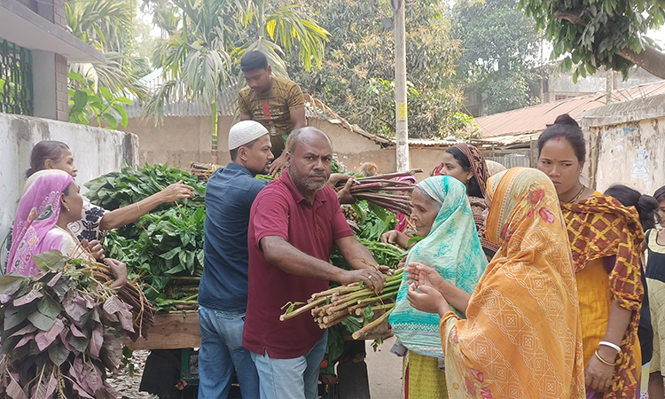 পঞ্চগড়ে রমাজান উপলক্ষ্যে ফ্রি সবজি বিতরণ