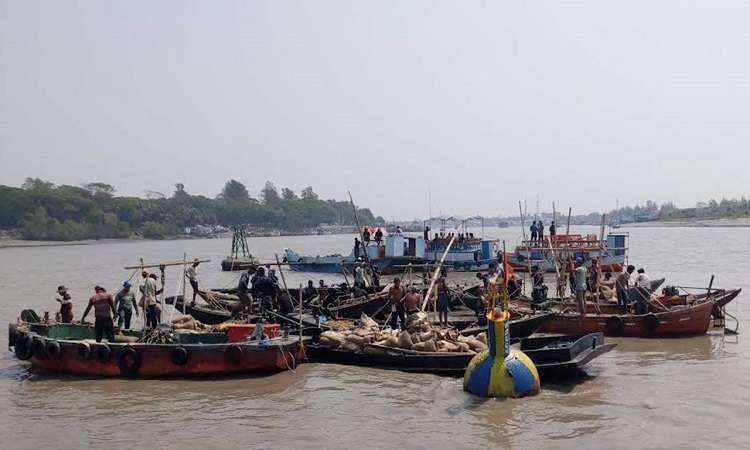 মোংলায় ডুবে যাওয়া বাল্কহেড থেকে চাল উত্তোলন শুরু