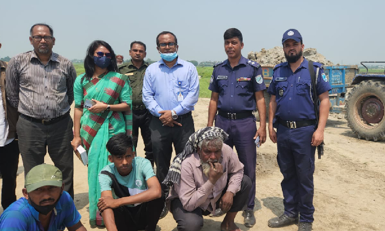 সরকারি ও ফসলি জমি থেকে মাটি চুরি করে বিক্রি করার অপরাধে ৩ জনকে কারাদণ্ড