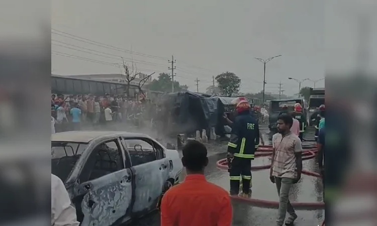 সাভারে তেলবাহী ট্যাংকার বিস্ফোরণ: ৫ গাড়িতে আগুন, নিহত ২