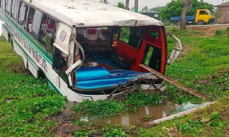 শ্রীমঙ্গলে যাত্রীবাহী বাস খাদে পড়ে আহত ১