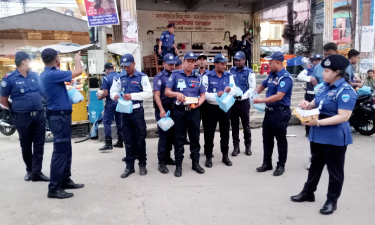 ট্র্যাফিক সদস্যদের সাথে খাগড়াছড়ি পুলিশ সুপারের ইফতার