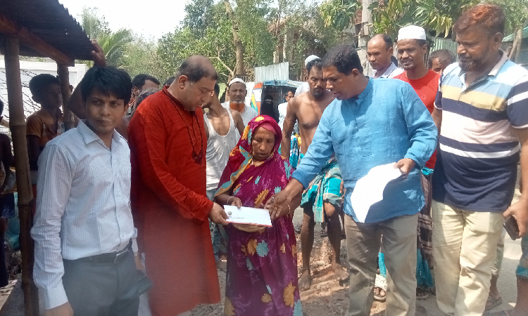 ব্রাহ্মণবাড়িয়া ঝড়ে ক্ষতিগ্রস্ত পরিবারের মাঝে আর্থিক সহায়তা