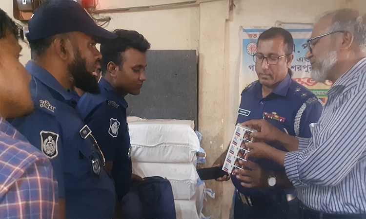 টাঙ্গাইলে এস এ পরিবহনের অফিস থেকে ১৬ বস্তা নকল সিগারেট জব্দ
