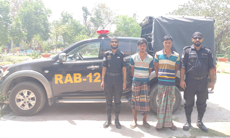 দৌলতপুর সীমান্তে ফেনসিডিলসহ আটক ২