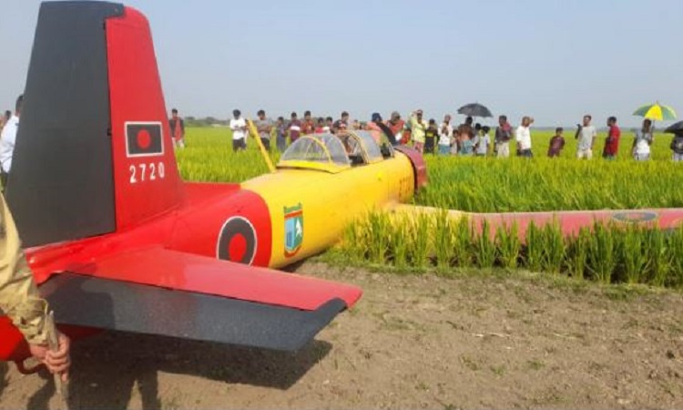 নড়াইলে বিলের ধানক্ষেতে বিমানের জরুরি অবতরণ
